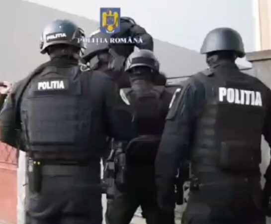  Polițiștii din cadrul Serviciului Arme, Explozivi și Substanțe Periculoase, sub coordonarea unui procuror de la Parchetul de pe lângă Judecătoria