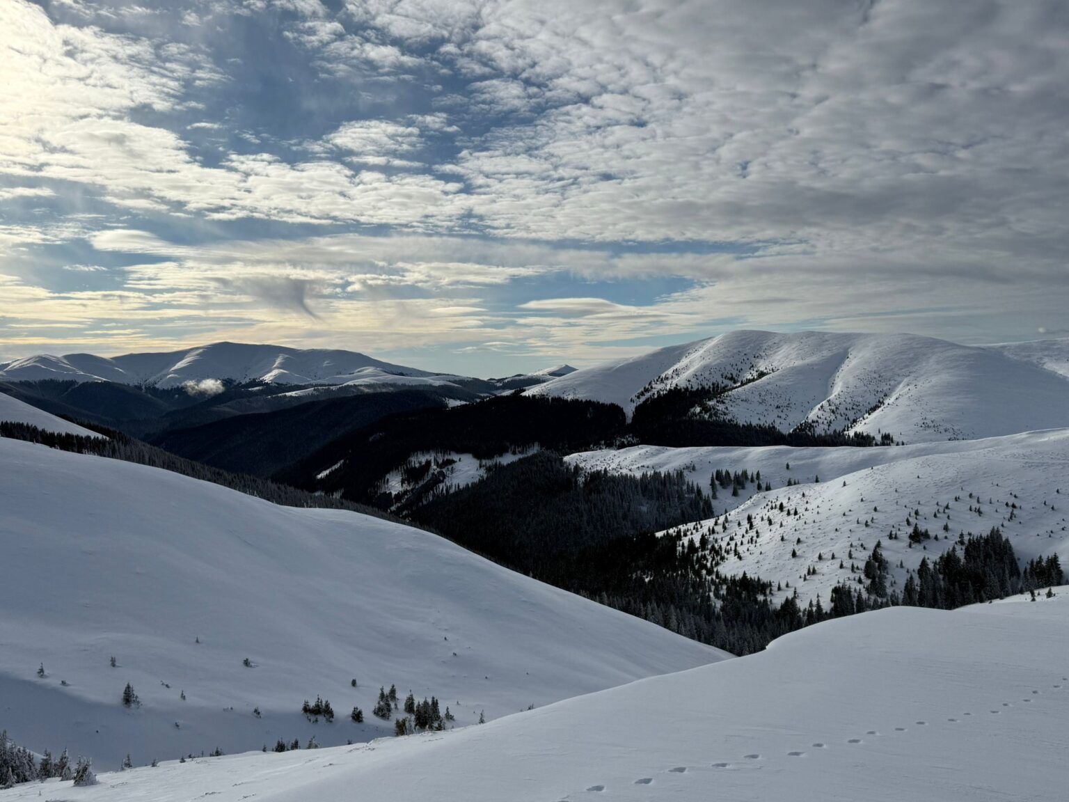 Avertisment de la Salvamont Dâmbovița: Asigură-te că mașina este pregătită pentru munte și fii conștient de riscul de avalanșă pe trasee Salvamont Dâmbovița lansează un avertisment serios pentru iubitorii de munte: riscul de avalanșă în Munții Bucegi este mare.