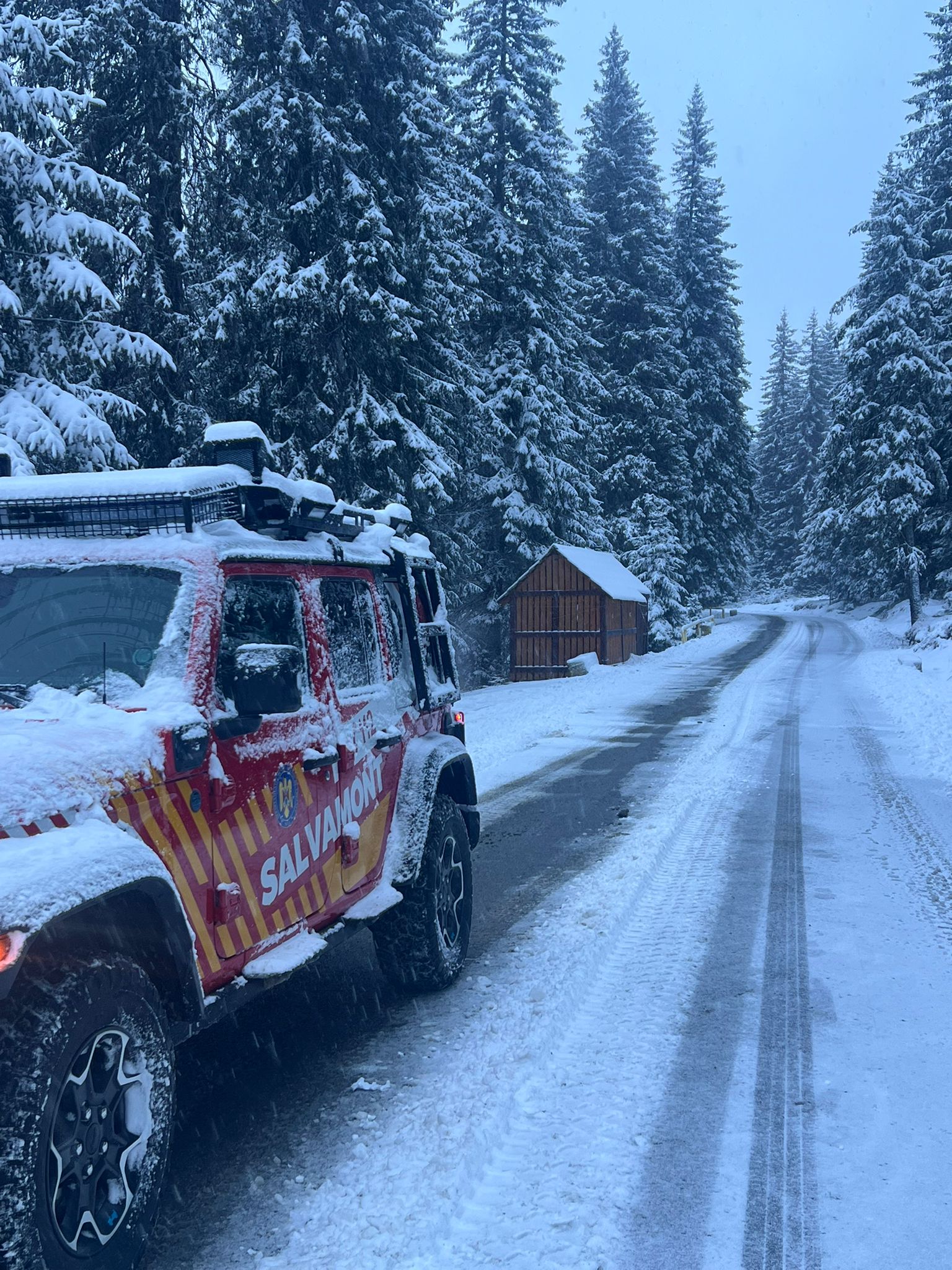 Salvamont Dâmbovița lansează un avertisment serios pentru iubitorii de munte: riscul de avalanșă în Munții Bucegi este mare.