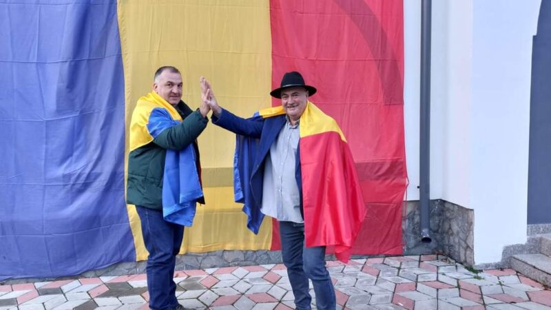 Cu ocazia Zilei Naționale a României, primarul comunei Voinești, Gabriel Dănuț Sandu, împreună cu viceprimarul Constantin Popa,