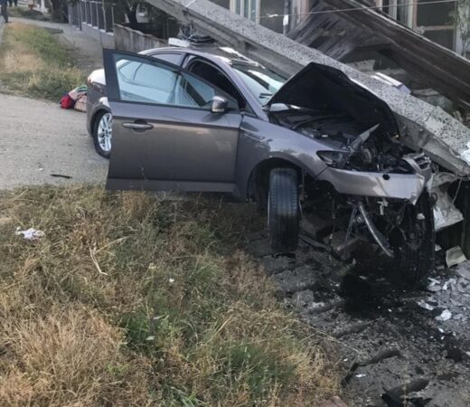 La un pas de tragedie: O șoferiță d a intrat cu mașina într-un stâlp pe DN 7 Tărtășești Un accident rutier a avut loc ieri dimineață, 2 ianuarie 2025, pe DN 7, în localitatea Tărtășești, județul Dâmbovița.