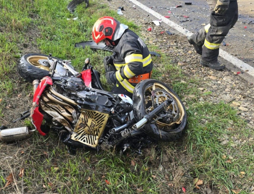 Ieri, 2 ianuarie 2025, în jurul orei 14:04, un accident rutier a avut loc în orașul Titu, implicând un autoturism și o motocicletă.