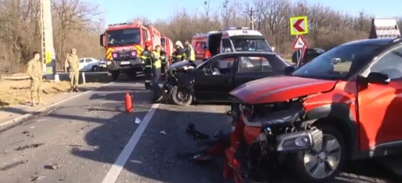 Accident grav pe DN 72A Târgoviște- Voinești localității Dragomirești, soldându-se cu trei persoane rănite.
