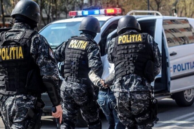 Furt la un restaurant din Târgoviște: Doi bărbați, reținuți pentru 24 de ore În noaptea de 25 ianuarie, în jurul orei 02:50, doi bărbați din Târgoviște au pătruns într-un restaurant local, de unde au sustras două telefoane mobile.