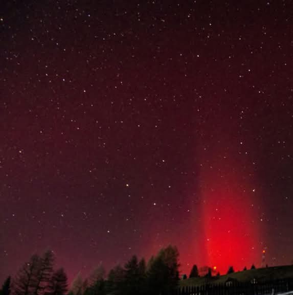 În noaptea de 1 ianuarie 2025, România a fost martora unui fenomen ceresc deosebit de rar: aurora boreală.