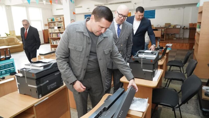 Județul Dâmbovița este pe cale să devină un model de inovare în domeniul educațional, datorită implementării celui mai mare proiect de dotare a unităților de învățământ preuniversitar și a unităților conexe din regiune.