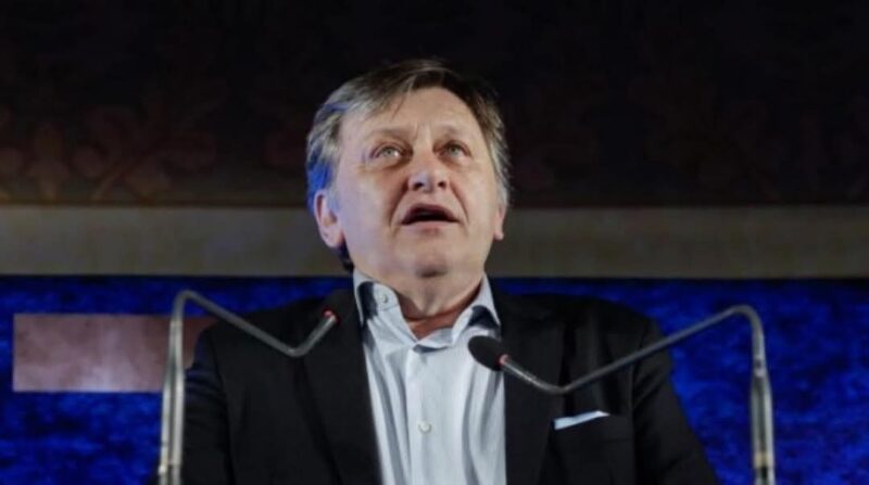 Într-o ședință decisivă a Consiliului Politic Național, PSD a validat marți candidatura lui Crin Antonescu pentru alegerile prezidențiale din luna mai.