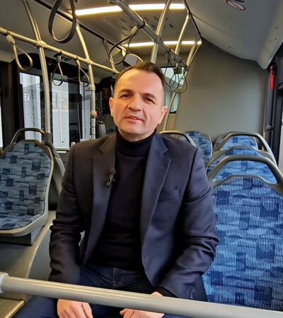 Municipiul Târgoviște a făcut un pas major spre mobilitatea urbană sustenabilă prin modernizarea transportului public Târgoviște face un salt semnificativ către viitor, cu un proiect ambițios care promite să transforme radical transportul public din oraș. Primarul municipiului Târgoviște