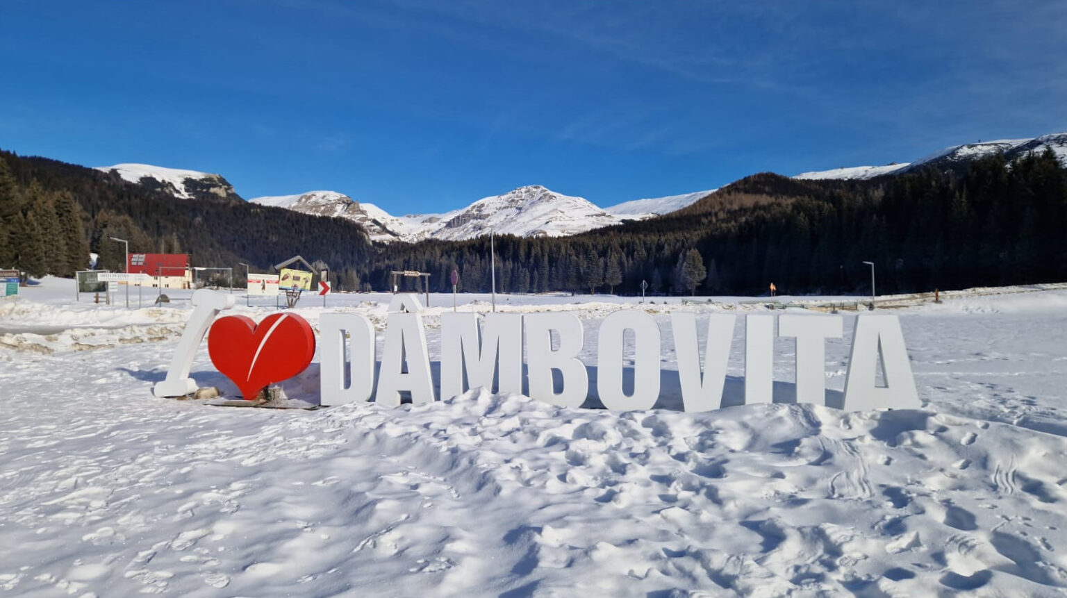Dimineața de 12 ianuarie a adus un adevărat spectacol natural în zona Padina-Peștera, unde iarna s-a instalat în toată splendoarea sa cu temperaturi ce au atins -15°C.
