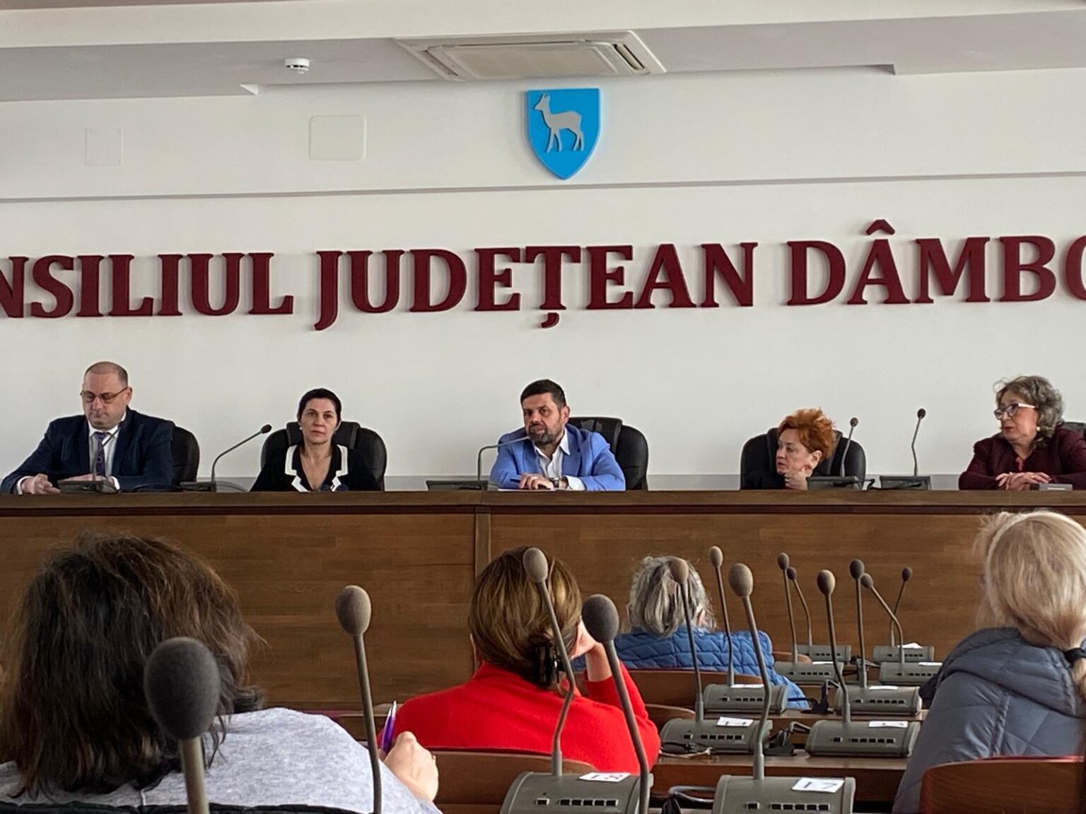 În județul Dâmbovița se pregătește deschiderea Centrelor de Permanență: Unitatea de Primiri Urgențe a Spitalului Județean de Urgență Târgoviște se confruntă cu o avalanșă de cazuri Prefectul județului Dâmbovița, Emilian Rusu, împreună cu subprefectul Marian Tănase, a organizat o întâlnire crucială pentru viitorul sistemului sanitar din județ.