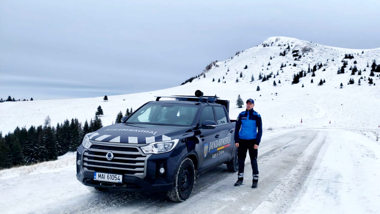 Jandarmii montani din Dâmbovița: Sfaturi importante pentru turiștii care merg în zona Padina-Peștera Iarna aduce nu doar peisaje spectaculoase în zonele montane din județul Dâmbovița, ci și provocări majore pentru iubitorii de natură.