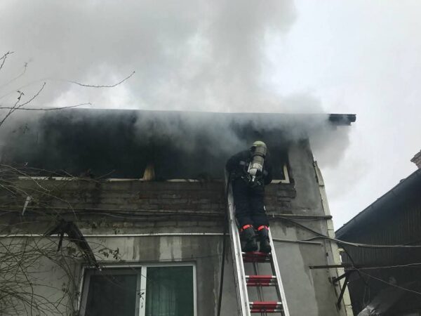 Casă cuprinsă de flăcări în localitatea Dârza: Intervenție rapidă a pompierilor Incendiu în localitatea Dârza: Intervenție rapidă a echipelor de salvare