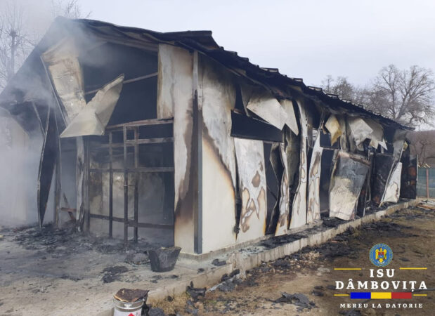 Incendiu de mari proporții la o hală industrială Un incendiu violent a izbucnit ieri, 21 ianuarie 2025, la o hală industrială din municipiul Moreni, județul Dâmbovița, generând panică în rândul locuitorilor din zonă.