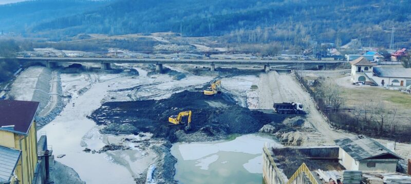 Investiții majore în Dâmbovița: Reabilitarea sistemelor de irigații și protecția împotriva inundațiilor, în plină desfășurare În perioada 13-14 ianuarie 2025, prefectul județului Dâmbovița, Emilian Rusu, și subprefectul Marian Tănase au efectuat o vizită de lucru pe teren pentru a verifica
