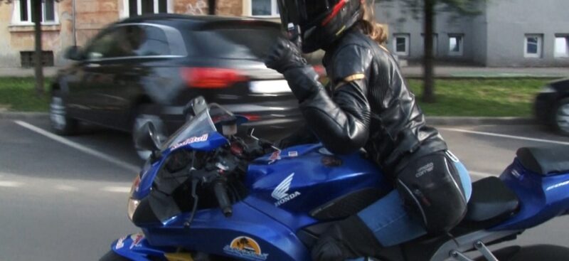 O minoră de 16 ani, prinsă la volanul unui motociclu neînmatriculat și fără permis Polițiștii rutieri dâmbovițeni au descoperit o situație surprinzătoare pe raza comunei I.L. Caragiale. O minoră de doar 16 ani a fost oprită de agenți în timp ce conducea un motociclu.