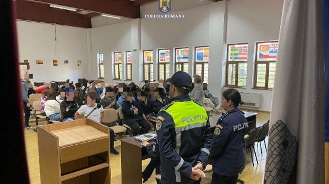Polițiștii din Dâmbovița au desfășurat sesiuni de informare pentru siguranța elevilor În perioada 8-15 ianuarie 2025, polițiștii din cadrul Biroului Siguranță Școlară al Inspectoratului de Poliție Județean Dâmbovița au organizat un număr