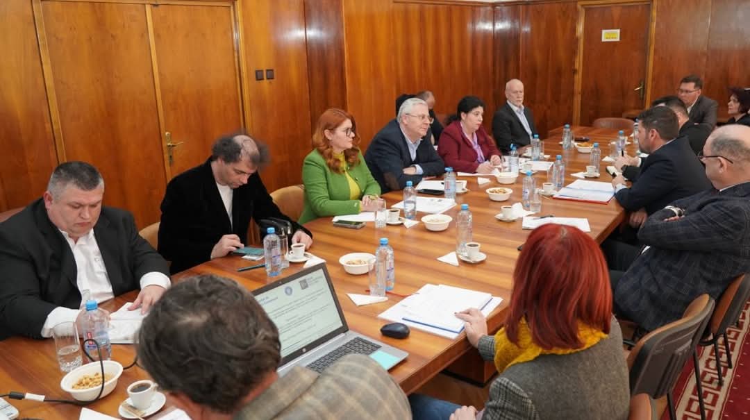 În cadrul unei întâlniri de lucru organizate la sediul Prefecturii Dâmbovița, autoritățile județene au pus bazele unui proiect major de digitalizare a serviciilor publice destinate cetățenilor județului, un proiect care va transforma modul în care administrativul local interacționează cu locuitorii și va aduce o schimbare semnificativă în eficiența și transparența acestora.