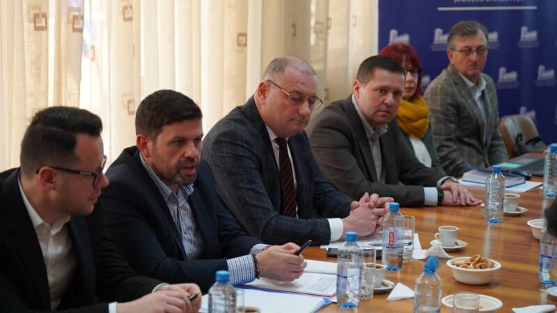 Prefectura Dâmbovița lansează un proiect inovator pentru modernizarea și digitalizarea serviciilor publice În cadrul unei întâlniri de lucru organizate la sediul Prefecturii Dâmbovița, autoritățile județene au pus bazele unui proiect major de digitalizare a serviciilor publice destinate cetățenilor județului, un proiect care va transforma modul în care administrativul local interacționează cu locuitorii și va aduce o schimbare semnificativă în eficiența și transparența acestora.