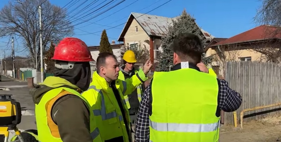 Primăria comunei Răzvad, sub conducerea primarului Emanuel Spătaru, anunță un proiect de infrastructură major pentru locuitorii din mai multe zone ale comunei.