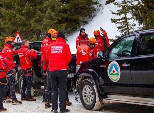 Recomandările Salvamont Dâmbovița pentru o excursie sigură în Munții Bucegi în sezonul rece Salvamont Dâmbovița atrage atenția tuturor celor care doresc să exploreze Munții Bucegi în această perioadă, subliniind importanța respectării unor reguli esențiale pentru o excursie sigură.