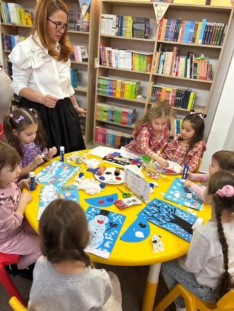 Concursul „Sanie cu Zurgălăi” a dat viață iernii care întârzie să apară În ciuda absenței zăpezii, spiritul iernii a fost adus cu ajutorul creativității și pasiunii, în cadrul Concursului Interjudețean „Sanie cu zurgălăi”