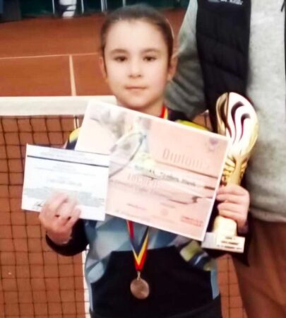 Teodora Bucura, locul 2 la Cupa „Diamant”: Start promițător pentru viitoarea vedetă a tenisului românesc Tânăra jucătoare de tenis Teodora Bucura, în vârstă de doar 9 ani, a reușit o performanță remarcabilă la ediția din acest an a Cupei „Diamant”