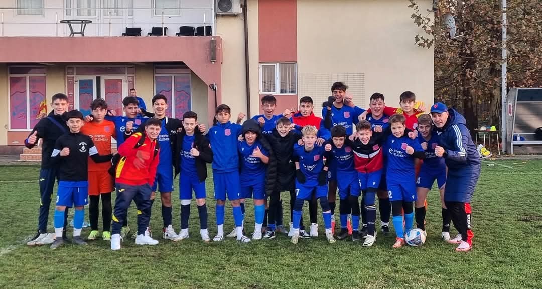 Într-o atmosferă plină de energie și entuziasm, Laurențiu Cristea a reușit să creeze o echipă de Juniori U15 care promite mult pentru viitor.