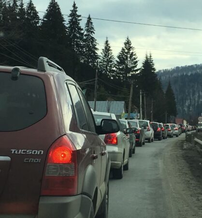 Centrul INFOTRAFIC din cadrul Inspectoratului General al Poliţiei Române anunţă că, în încă de la primele  ore traficul pe drumurile naţionale este extrem