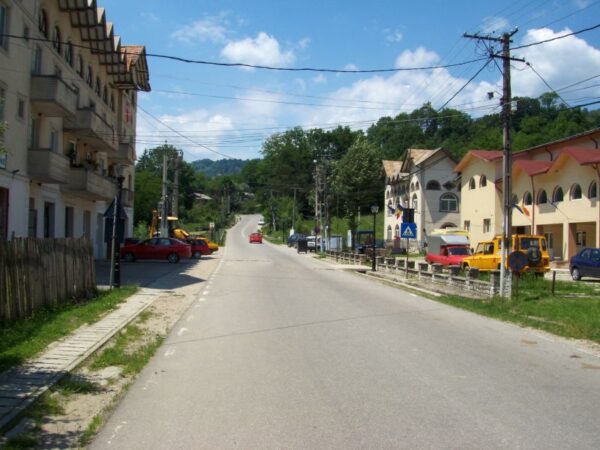 Comuna Vârfuri din Dâmbovița, primește peste 12 milioane de lei pentru consolidarea seismică a unui bloc de locuințe Ministerul Dezvoltării, prin Programul Național de Consolidare a Clădirilor cu Risc Seismic Ridicat, a semnat recent contractele de finanțare