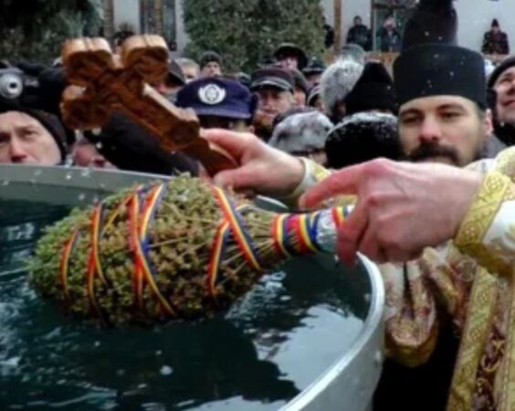 Boboteaza: Sărbătoarea sfințirii apelor și a binecuvântării divine Astăzi, pe 6 ianuarie, creștinii ortodocși și catolici din întreaga lume celebrează Boboteaza, o sărbătoare deosebită ce marchează botezul Mântuitorului