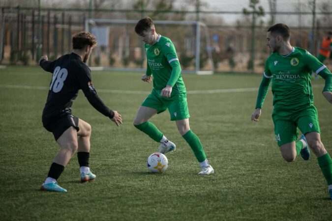 Șoc la Târgoviște: Crevedia a învins Chindia Târgoviște, scor 1-0 într-un meci de pregătire Într-un meci care a avut loc la Complexul Turistic de Natație Târgoviște, echipa Voința 2024 Crevedia a reușit să surprindă pe toată lumea cu o victorie de 1-0 în fața echipei de ligă superioară AFC Chindia Târgoviște, într-o partidă de pregătire înainte de startul competițiilor oficiale.