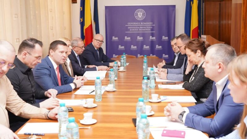 Întâlnire de lucru între președintele CJ Dâmbovița, Corneliu Ștefan, primarul Daniel Cristian Stan și parlamentarii județului La sediul Consiliului Județean Dâmbovița, președintele Corneliu Ștefan a avut o întâlnire de lucru cu parlamentarii județului