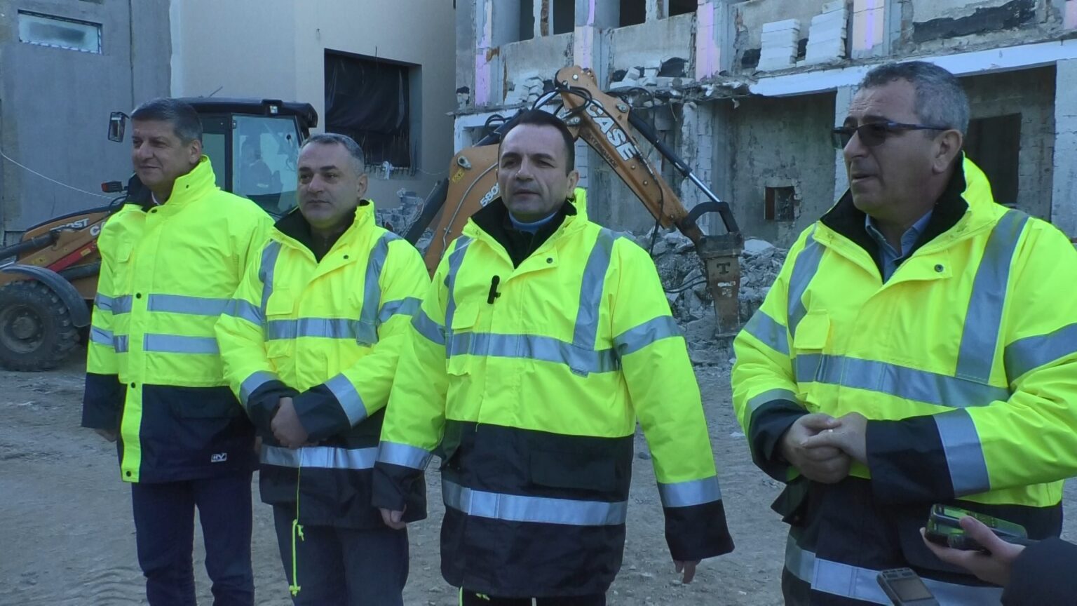 S-au reluat lucrărilor de reabilitare și modernizare la Școala Tudor Vladimirescu din Târgoviște Primarul municipiului Târgoviște, Daniel Cristian Stan, a anunțat astăzi reluarea lucrărilor de reabilitare și modernizare a Școlii Gimnaziale Tudor Vladimirescu, un proiect emblematic pentru dezvoltarea infrastructurii educaționale din oraș. Alături de viceprimarii Cătălin Rădulescu și Constantin Cozma, precum și city managerul Gabriel Boriga, edilul a oferit detalii despre stadiul proiectului și despre planurile ambițioase care vor transforma unitatea de învățământ într-un centru modern, destinat să răspundă cerințelor educației secolului XXI. În cadrul unei vizite pe șantier, primarul Daniel Cristian Stan a subliniat importanța acestui proiect pentru comunitatea locală: „Totul este acum pe drumul cel bun. Am depășit obstacolele apărute în etapa de proiectare și, cu un nou contract de finanțare și execuție semnat, constructorul a reluat lucrările. Ne-am asumat un angajament față de educația din Târgoviște, iar acest proiect este o dovadă a seriozității noastre. Lucrările vor fi finalizate până în septembrie 2025, la timp pentru a începe noul an școlar în condiții excelente.” Modernizarea integrală a școlii Proiectul de reabilitare și modernizare a Școlii Gimnaziale Tudor Vladimirescu presupune o intervenție completă asupra clădirii, care va fi reabilitată integral pentru a oferi un mediu de învățământ modern, eficient și adaptat nevoilor actuale ale elevilor și cadrelor didactice. Printre lucrările planificate se numără: Înlocuirea tâmplăriei: Toate feroneriile și geamurile vor fi schimbate, astfel încât să se asigure izolare termică și fonică superioară. Refacerea instalațiilor electrice și de apă: Modernizarea infrastructurii pentru a garanta siguranță și eficiență. Îmbunătățirea grupurilor sanitare: Renovat și dotat corespunzător, pentru un confort sporit al elevilor. Unul dintre aspectele cele mai importante ale proiectului este extinderea sălii de sport, prin supraetajarea clădirii existente. Această extindere va permite construirea unei săli de gimnastică moderne, necesară pentru desfășurarea de activități educaționale și competiții sportive de nivel înalt. Infrastructura educațională îmbunătățită, noi facilități pentru elevi și profesori Proiectul include și o serie de facilități care vor transforma Școala Tudor Vladimirescu într-un adevărat centru educațional. Printre acestea se numără: Sală de festivități: Un spațiu dedicat activităților extracurriculare, manifestărilor culturale și evenimentelor educaționale. Corp administrativ: Un birou modernizat pentru personalul didactic și administrativ, pentru a îmbunătăți organizarea activităților școlare. Bază sportivă completă: Elevii vor beneficia de terenuri de baschet, un teren de minifotbal cu gazon artificial, o pistă de atletism din tartan și o groapă de nisip pentru săritura în lungime, toate acestea contribuind la dezvoltarea fizică și sportivă a copiilor. Amenajarea curții școlii, peisagistică modernă pentru un mediu exterior prietenos și atractiv. De asemenea, unitatea de învățământ va fi dotată cu mobilier modern, laboratoare specializate, un cabinet stomatologic și o sală de mese, toate acestea având rolul de a îmbunătăți condițiile de învățare și sănătate ale elevilor. Investiția de 22,5 milioane de lei, fonduri europene pentru educația din Târgoviște Valoarea totală a investiției este de 22,5 milioane de lei, iar proiectul este finanțat prin Programul Operațional Regional (POR), din fonduri europene. Aceasta este o oportunitate importantă pentru Târgoviște de a înnoi infrastructura educațională, contribuind astfel la creșterea calității procesului de învățământ și la pregătirea elevilor pentru provocările viitorului. „Acest proiect reprezintă un salt semnificativ în infrastructura educațională a orașului nostru. Prin investițiile realizate, creăm un mediu propice pentru dezvoltarea armonioasă a elevilor noștri și pentru îmbunătățirea performanței educaționale”, a declarat primarul Daniel Cristian Stan. Un nou început pentru anul școlar 2025-2026 Primarul Daniel Cristian Stan a menționat că lucrările vor fi finalizate până în septembrie 2025, astfel încât unitatea de învățământ să fie complet pregătită pentru începutul noului an școlar. De asemenea, acest proiect va contribui semnificativ la crearea unui mediu educațional modern și performant, care să asigure elevilor cele mai bune condiții pentru învățătura lor. Modernizarea Școlii Gimnaziale Tudor Vladimirescu este o investiție majoră în educația din Târgoviște, care va transforma această unitate de învățământ într-un adevărat model de infrastructură educațională. Cu sprijinul fondurilor europene, proiectul va asigura nu doar condiții excelente pentru învățătura elevilor, dar și facilități moderne pentru toți cei implicați în procesul educațional. Târgoviște face un pas important spre viitor, iar acest proiect reprezintă un simbol al angajamentului autorităților locale pentru un învățământ de calitate.