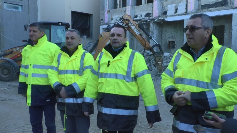S-au reluat lucrărilor de reabilitare și modernizare la Școala Tudor Vladimirescu din Târgoviște S-au reluat lucrărilor de reabilitare și modernizare la Școala Tudor Vladimirescu din Târgoviște Primarul municipiului Târgoviște, Daniel Cristian Stan, a anunțat astăzi reluarea lucrărilor de reabilitare și modernizare a Școlii Gimnaziale Tudor Vladimirescu, un proiect emblematic pentru dezvoltarea infrastructurii educaționale din oraș. Alături de viceprimarii Cătălin Rădulescu și Constantin Cozma, precum și city managerul Gabriel Boriga, edilul a oferit detalii despre stadiul proiectului și despre planurile ambițioase care vor transforma unitatea de învățământ într-un centru modern, destinat să răspundă cerințelor educației secolului XXI. În cadrul unei vizite pe șantier, primarul Daniel Cristian Stan a subliniat importanța acestui proiect pentru comunitatea locală: „Totul este acum pe drumul cel bun. Am depășit obstacolele apărute în etapa de proiectare și, cu un nou contract de finanțare și execuție semnat, constructorul a reluat lucrările. Ne-am asumat un angajament față de educația din Târgoviște, iar acest proiect este o dovadă a seriozității noastre. Lucrările vor fi finalizate până în septembrie 2025, la timp pentru a începe noul an școlar în condiții excelente.” Modernizarea integrală a școlii Proiectul de reabilitare și modernizare a Școlii Gimnaziale Tudor Vladimirescu presupune o intervenție completă asupra clădirii, care va fi reabilitată integral pentru a oferi un mediu de învățământ modern, eficient și adaptat nevoilor actuale ale elevilor și cadrelor didactice. Printre lucrările planificate se numără: Înlocuirea tâmplăriei: Toate feroneriile și geamurile vor fi schimbate, astfel încât să se asigure izolare termică și fonică superioară. Refacerea instalațiilor electrice și de apă: Modernizarea infrastructurii pentru a garanta siguranță și eficiență. Îmbunătățirea grupurilor sanitare: Renovat și dotat corespunzător, pentru un confort sporit al elevilor. Unul dintre aspectele cele mai importante ale proiectului este extinderea sălii de sport, prin supraetajarea clădirii existente. Această extindere va permite construirea unei săli de gimnastică moderne, necesară pentru desfășurarea de activități educaționale și competiții sportive de nivel înalt. Infrastructura educațională îmbunătățită, noi facilități pentru elevi și profesori Proiectul include și o serie de facilități care vor transforma Școala Tudor Vladimirescu într-un adevărat centru educațional. Printre acestea se numără: Sală de festivități: Un spațiu dedicat activităților extracurriculare, manifestărilor culturale și evenimentelor educaționale. Corp administrativ: Un birou modernizat pentru personalul didactic și administrativ, pentru a îmbunătăți organizarea activităților școlare. Bază sportivă completă: Elevii vor beneficia de terenuri de baschet, un teren de minifotbal cu gazon artificial, o pistă de atletism din tartan și o groapă de nisip pentru săritura în lungime, toate acestea contribuind la dezvoltarea fizică și sportivă a copiilor. Amenajarea curții școlii, peisagistică modernă pentru un mediu exterior prietenos și atractiv. De asemenea, unitatea de învățământ va fi dotată cu mobilier modern, laboratoare specializate, un cabinet stomatologic și o sală de mese, toate acestea având rolul de a îmbunătăți condițiile de învățare și sănătate ale elevilor. Investiția de 22,5 milioane de lei, fonduri europene pentru educația din Târgoviște Valoarea totală a investiției este de 22,5 milioane de lei, iar proiectul este finanțat prin Programul Operațional Regional (POR), din fonduri europene. Aceasta este o oportunitate importantă pentru Târgoviște de a înnoi infrastructura educațională, contribuind astfel la creșterea calității procesului de învățământ și la pregătirea elevilor pentru provocările viitorului. „Acest proiect reprezintă un salt semnificativ în infrastructura educațională a orașului nostru. Prin investițiile realizate, creăm un mediu propice pentru dezvoltarea armonioasă a elevilor noștri și pentru îmbunătățirea performanței educaționale”, a declarat primarul Daniel Cristian Stan. Un nou început pentru anul școlar 2025-2026 Primarul Daniel Cristian Stan a menționat că lucrările vor fi finalizate până în septembrie 2025, astfel încât unitatea de învățământ să fie complet pregătită pentru începutul noului an școlar. De asemenea, acest proiect va contribui semnificativ la crearea unui mediu educațional modern și performant, care să asigure elevilor cele mai bune condiții pentru învățătura lor. Modernizarea Școlii Gimnaziale Tudor Vladimirescu este o investiție majoră în educația din Târgoviște, care va transforma această unitate de învățământ într-un adevărat model de infrastructură educațională. Cu sprijinul fondurilor europene, proiectul va asigura nu doar condiții excelente pentru învățătura elevilor, dar și facilități moderne pentru toți cei implicați în procesul educațional. Târgoviște face un pas important spre viitor, iar acest proiect reprezintă un simbol al angajamentului autorităților locale pentru un învățământ de calitate.