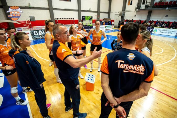 CSM Târgoviște a cedat în fața Brașovului Echipa de volei CSM Târgoviște a suferit o înfrângere în deplasare, în fața celor de la CSM Corona Brașov, scor final 0-3 (25-16; 25-11; 25-23), însă a lăsat o impresie puternică în al treilea set.