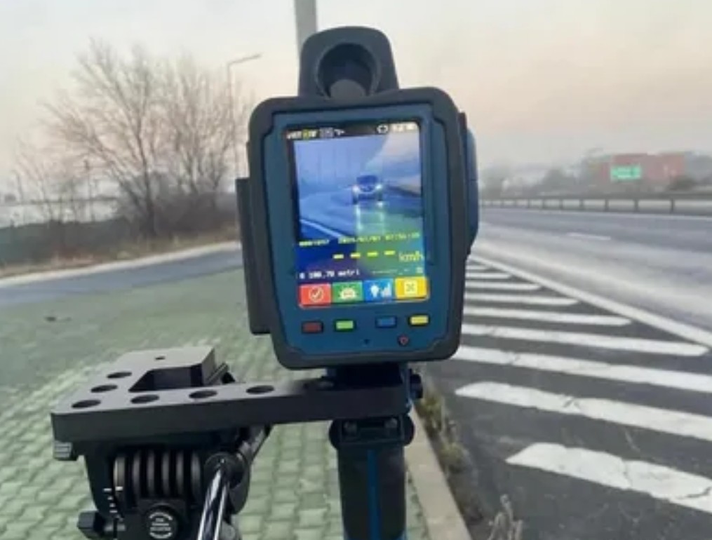 Pe 21 ianuarie 2025, sistemul e-SIGUR, activ din 1 ianuarie, a înregistrat prima sancțiune aplicată unui șofer din Adjud. Acesta a fost surprins circulând cu 73 km/h, adică 23 km/h peste limita legală, pe DN2, în interiorul localității.