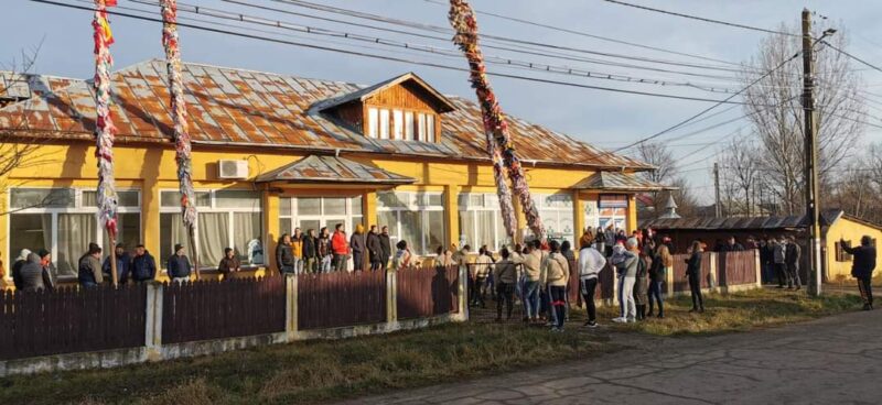 Geavrelele, un obicei unic în ţară, ce se păstrează cu sfințenie la Morteni, în ziua de Bobotează La Morteni, în ziua de Bobotează, se păstrează un obicei unic în ţară: "Geavrelele". Mânaţi de o credinţă veche, tinerii satului continuă tradiţia