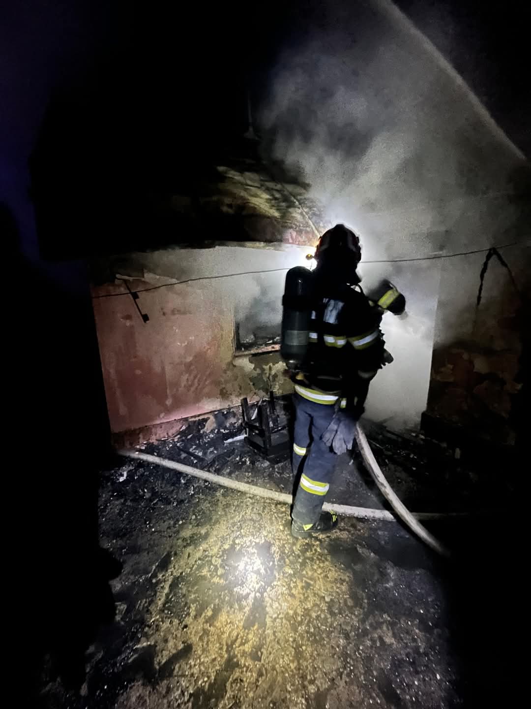 Ieri seară, pompierii din Detașamentul Moreni au fost solicitați să intervină pentru stingerea unui incendiu izbucnit într-o locuință din comuna Vlădeni.