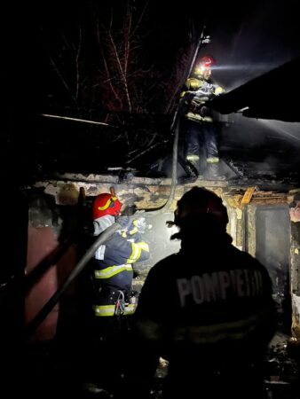 O casă a fost cuprinsă de flăcări la Vlădeni Ieri seară, pompierii din Detașamentul Moreni au fost solicitați să intervină pentru stingerea unui incendiu izbucnit într-o locuință din comuna Vlădeni.