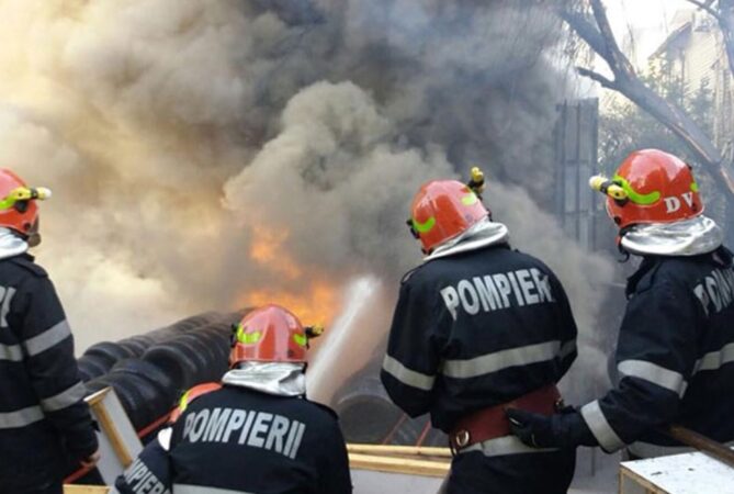 Un incendiu puternic a izbucnit în dimineața zilei de 14 ianuarie 2025, la o casă din localitatea Malu cu Flori, din județul Dâmbovița.