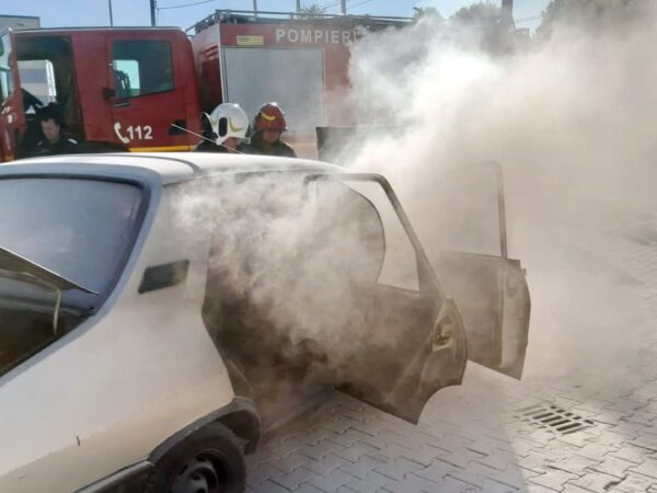 Incendiu la un autoturism în municipiul Târgoviște: Intervenție rapidă a pompierilor și SMURD Ieri după-amiază, în jurul orei 13:05, pompierii din Târgoviște au fost solicitați să intervină de urgență pentru a stinge un incendiu izbucnit la un autoturism pe Calea Domnească, una dintre cele mai circulate artere din municipiu. Alarmă a fost dată imediat, iar echipele de intervenție au răspuns prompt.