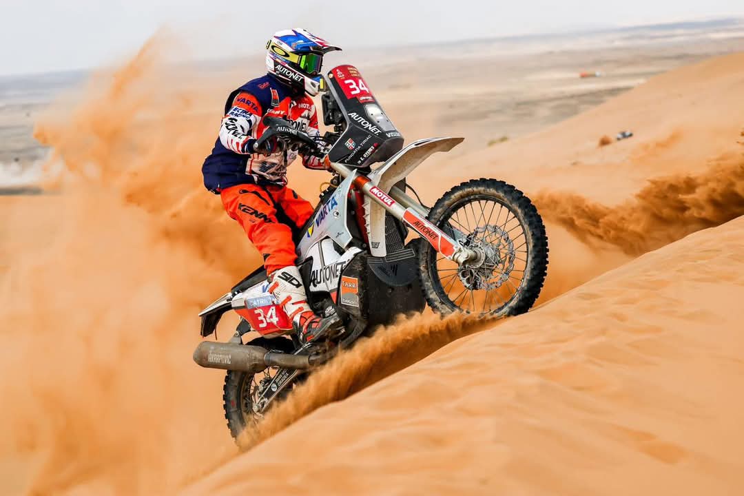 Motociclismul românesc trăiește un moment de glorie! În cadrul celei de-a XV-a sale participări la cel mai prestigios raliu din lume, Dakar Rally, Mani a reușit o performanță incredibilă, câștigând clasa Original by Motul la ediția din 2025.