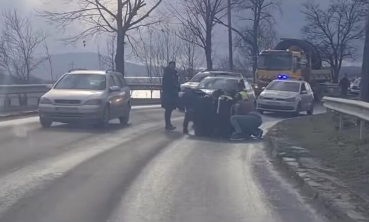 Furtul unui autoturism: Tânăr prins în mai puțin de o oră de polițiști Un tânăr de 31 de ani a ajuns în atenția poliției după ce a furat un autoturism. Deși mașina nu era asigurată, acesta a decis să încalce legea, însă nu a anticipat că hotărârea sa va avea consecințe imediate.