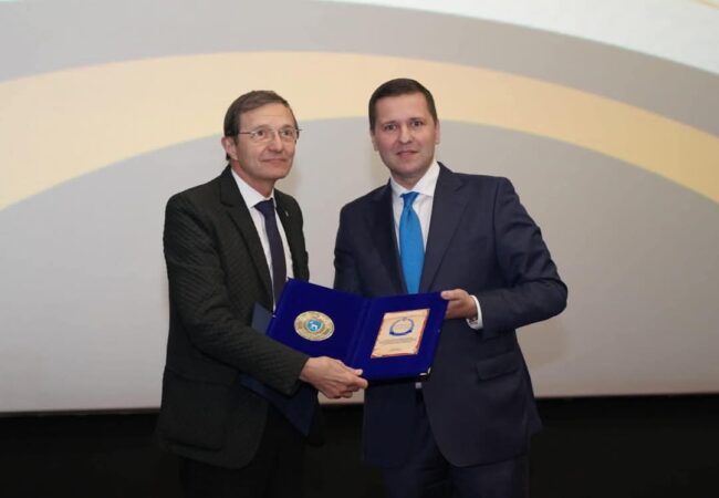  Ieri, la Cinema Independența din Târgoviște, s-a desfășurat o conferință științifică de excepție dedicată lui Alexandru Ioan Cuza, organizată sub tema „Cuza – părinte fondator al României moderne”. Evenimentul