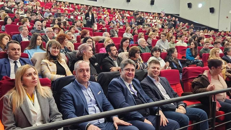  Ieri, la Cinema Independența din Târgoviște, s-a desfășurat o conferință științifică de excepție dedicată lui Alexandru Ioan Cuza, organizată sub tema „Cuza – părinte fondator al României moderne”. Evenimentul 