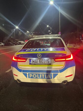 Pe șoselele din Dâmbovița, șoferi fără permis sau cu mașini neînmatriculate Polițiștii din județul Dâmbovița au desfășurat, recent, o serie de acțiuni de control pe drumurile publice, în urma cărora au depistat mai multe infracțiuni rutiere grave. Trei șoferi au fost surprinși în trafic, încălcând legislația rutieră, ceea ce a dus la întocmirea de dosare penale.