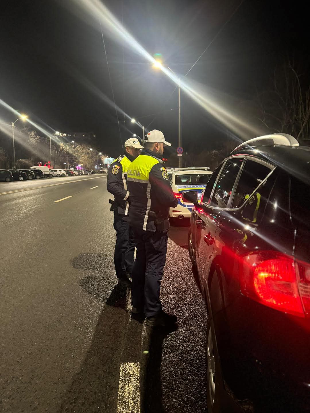 Polițiștii din județul Dâmbovița au desfășurat, recent, o serie de acțiuni de control pe drumurile publice, în urma cărora au depistat mai multe infracțiuni rutiere grave. Trei șoferi au fost surprinși în trafic, încălcând legislația rutieră, ceea ce a dus la întocmirea de dosare penale.