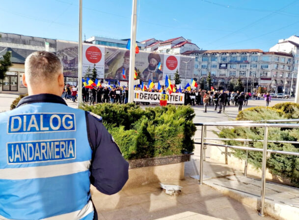 Protest la Târgoviște: Măsuri riguroase de ordine publică, asigurate de jandarmii dâmbovițeni Astăzi, 23 ianuarie 2025, Piața Tricolorului din municipiul Târgoviște va fi locul unui protest organizat de Asociația Militarilor Veterani și Veteranilor