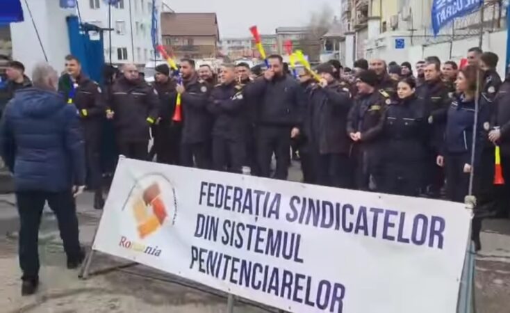 Proteste pe fondul Ordonanței Austerității: Polițiștii din penitenciare au ieșit deja în stradă Tensiunile sociale din România sunt pe cale să escaladeze, pe măsură ce sindicatele din învățământ, asistență socială și administrațiile
