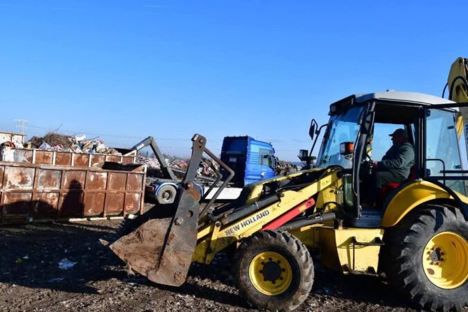 Primăria orașului Răcari, sub conducerea primarului Marius Caravețeanu, ia măsuri importante pentru a face față provocărilor legate de gestionarea deșeurilor provenite din demolări și resturi vegetale. În ultimele săptămâni, volumul acestor deșeuri a crescut semnificativ, iar autoritățile sunt hotărâte să asigure un proces eficient și ecologic de colectare.